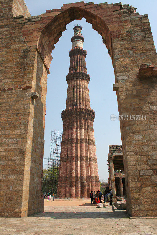 游客和Qutab Minar，印度